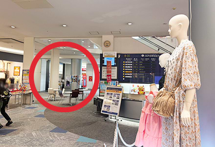 インフォメーションの左奥にエレベーターがございます。