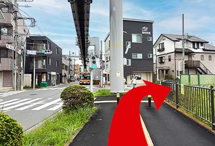 一つ目の信号を右に曲がり、<br />
ENEOSが見えるまで直進します。