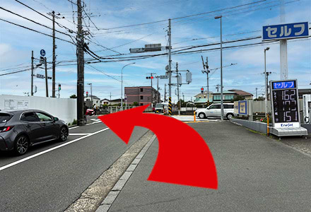 交差点を左に曲がり、そのまま直進します。