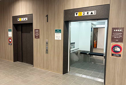 入ってすぐ右手にエレベーターがありますので、2階へ上がります。