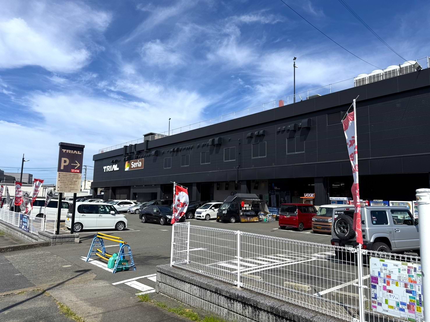 メガセンタートライアル新宮店の入口を正面にして、左手に進みます