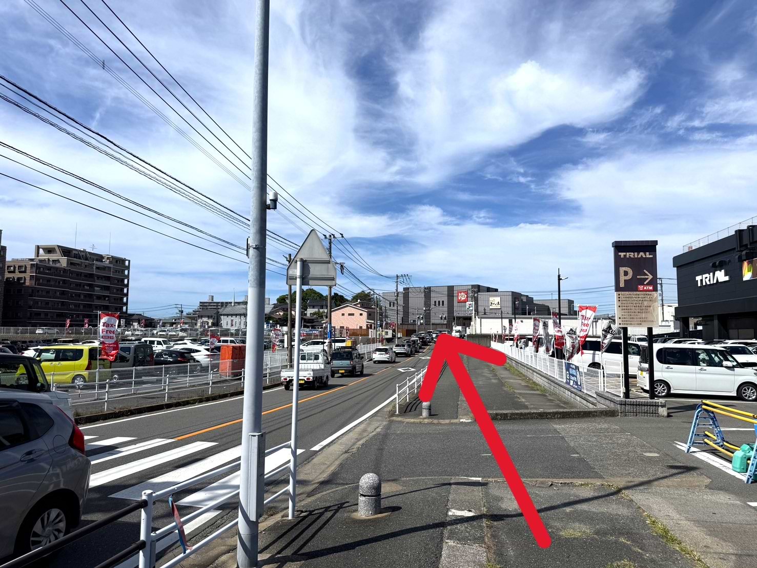 そのまま道なりに直進します