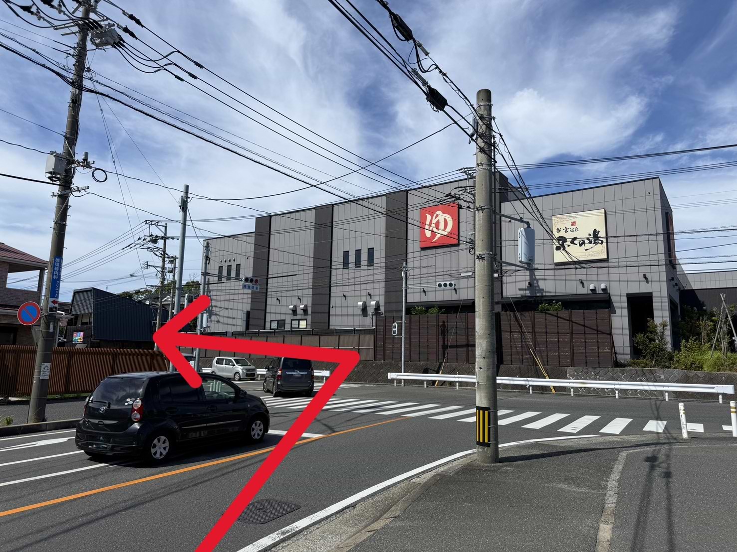 突き当たりのセブン-イレブン 新宮須川店前の信号を左折します