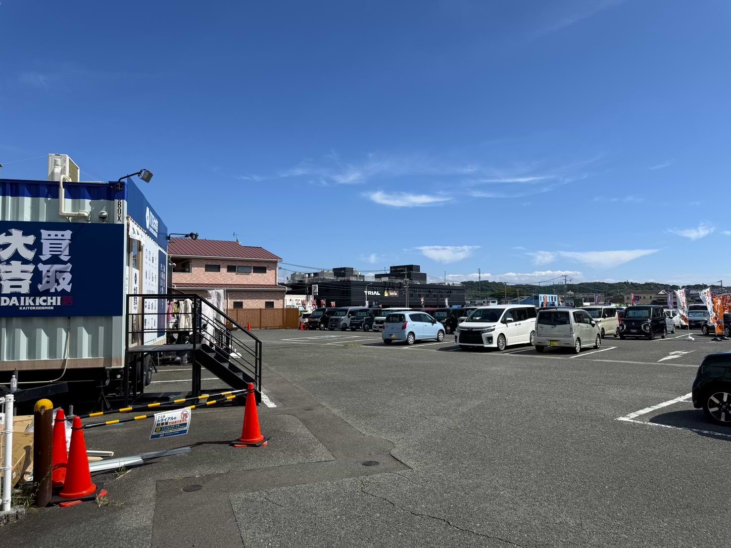 正面の敷地内駐車場をご利用ください