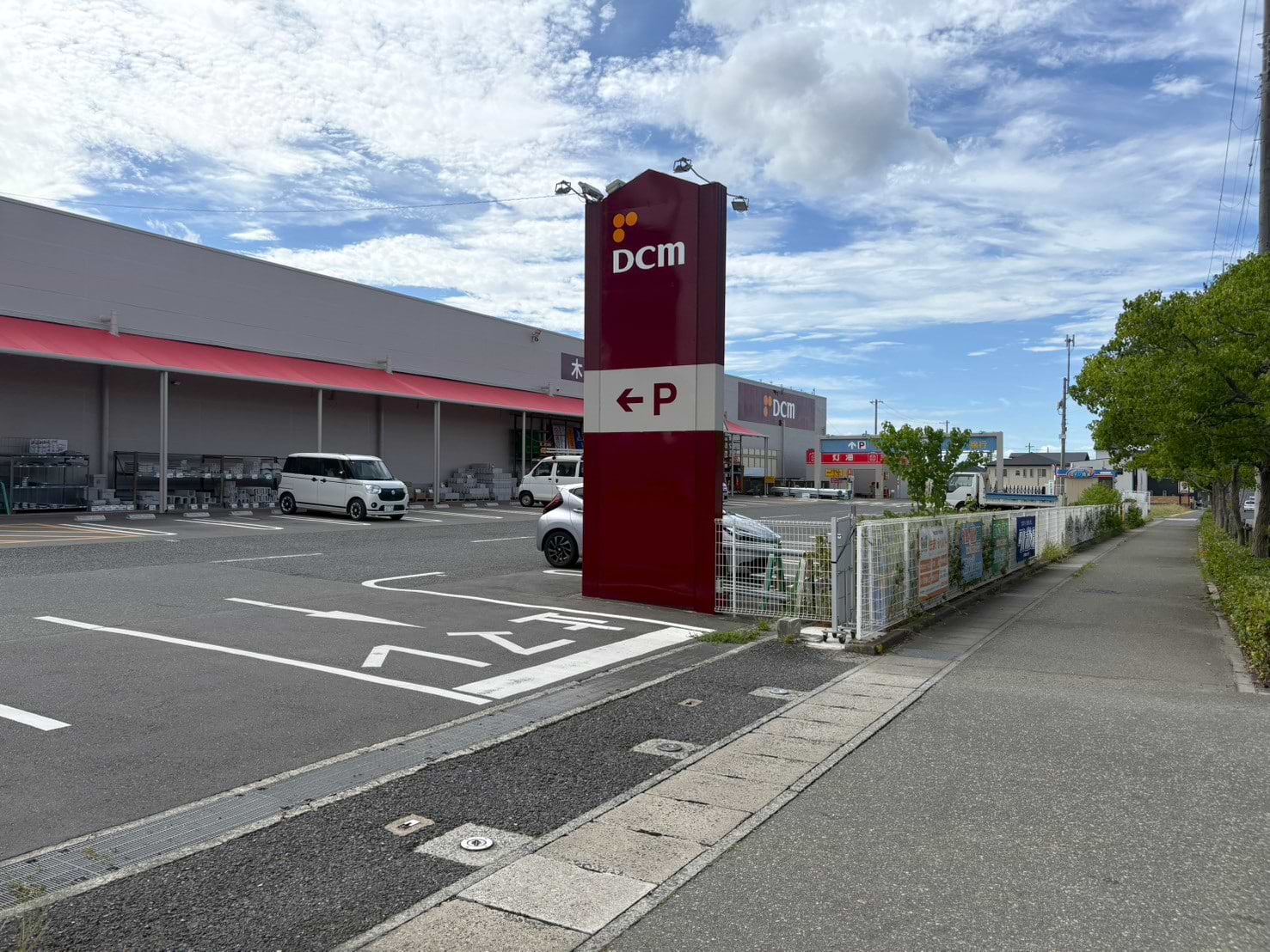 DCM稲美店前の駐車場入口から敷地内に入ります