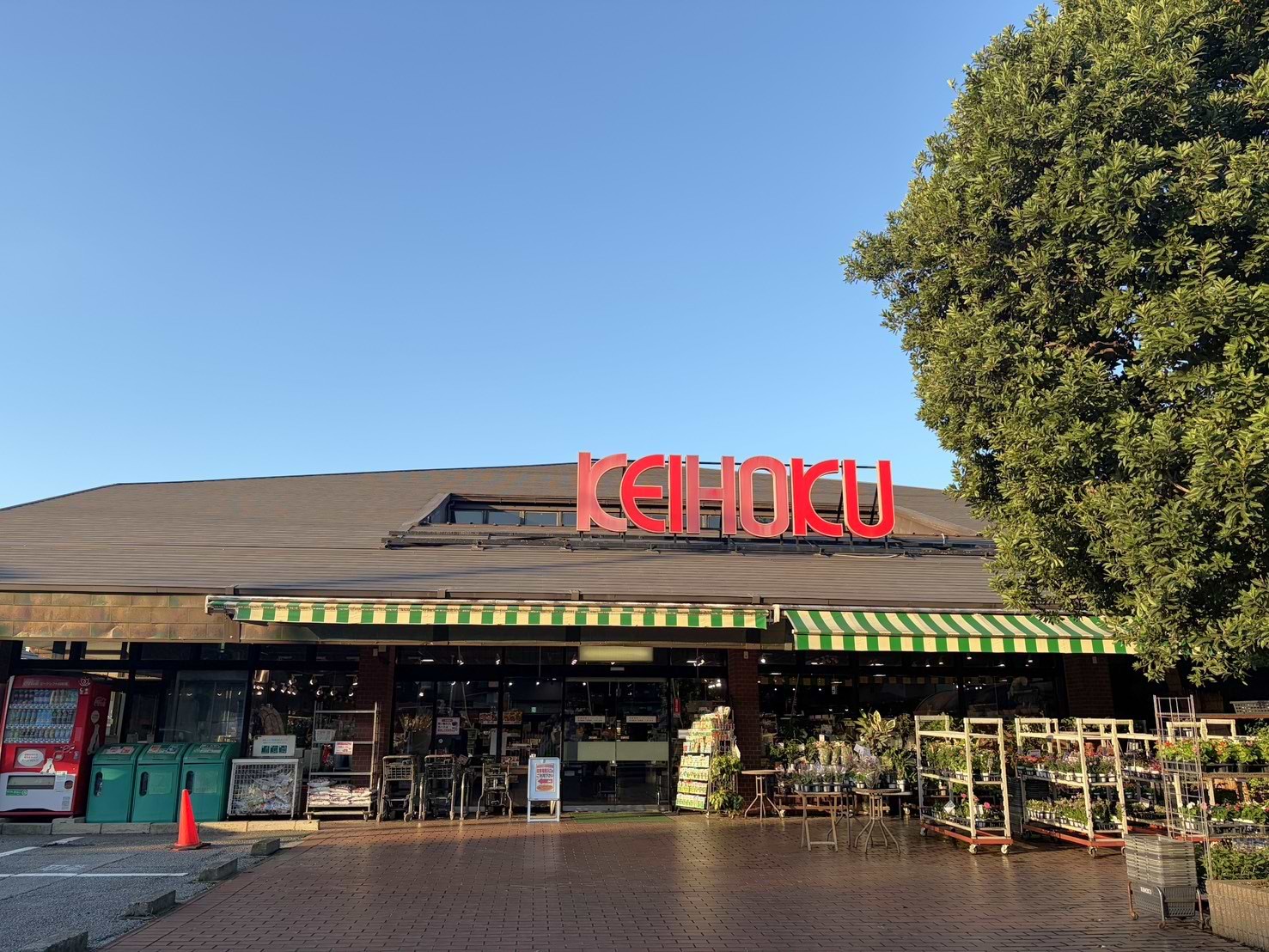 KEIHOKUスーパー布施店を正面にして、左手に進むと当店がございます