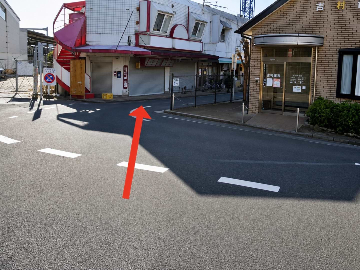 法隆寺駅北口を背にして、左手（西方向）へ直進します