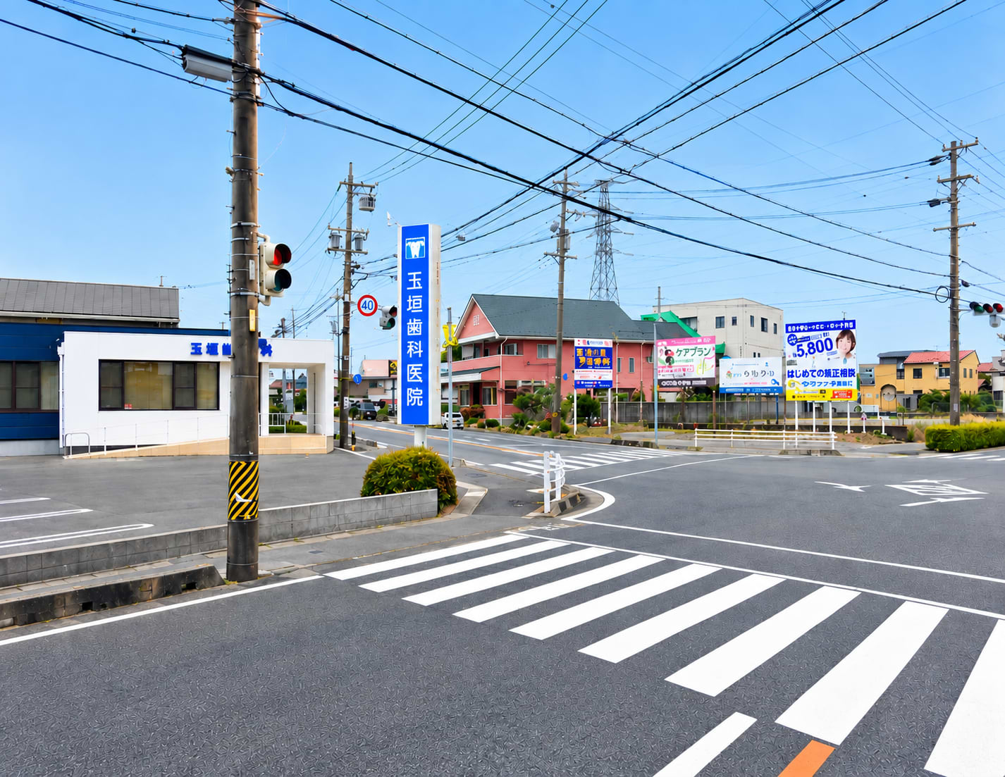 暁1交差点を左折し、100ｍほど直進すると左手に当店がございます