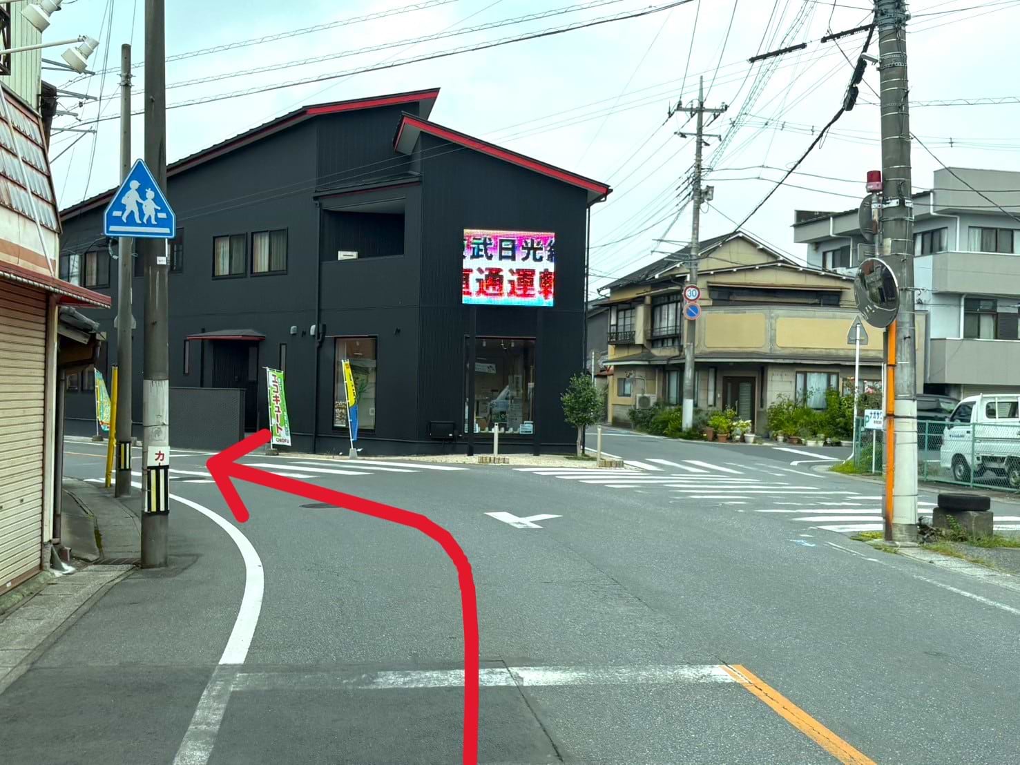 Y字路に差し掛かりますので左手へ進み、300ｍほど直進します