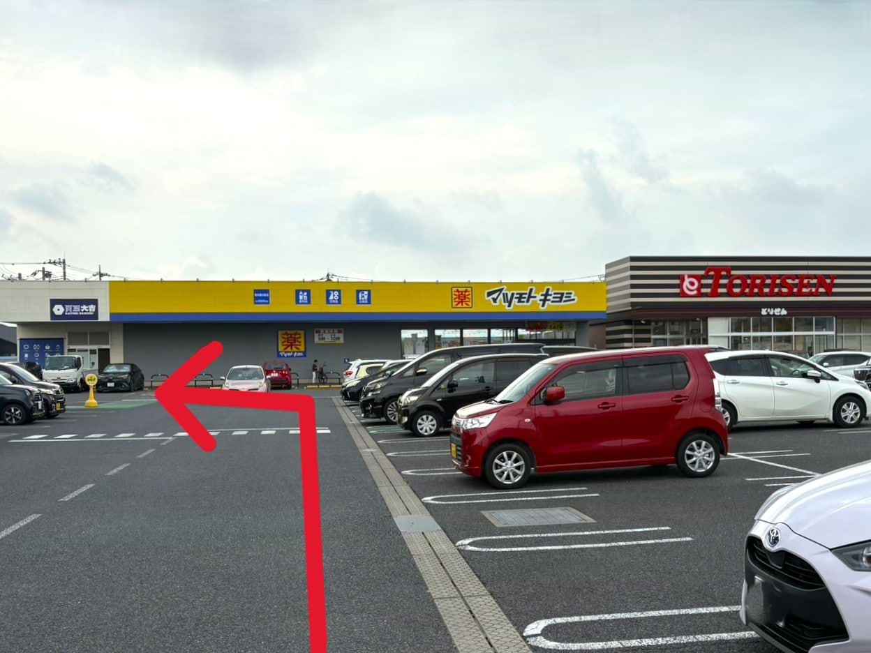 とりせん蔵の街店 敷地内、マツモトキヨシさんの左隣の大きな青い看板が目印です