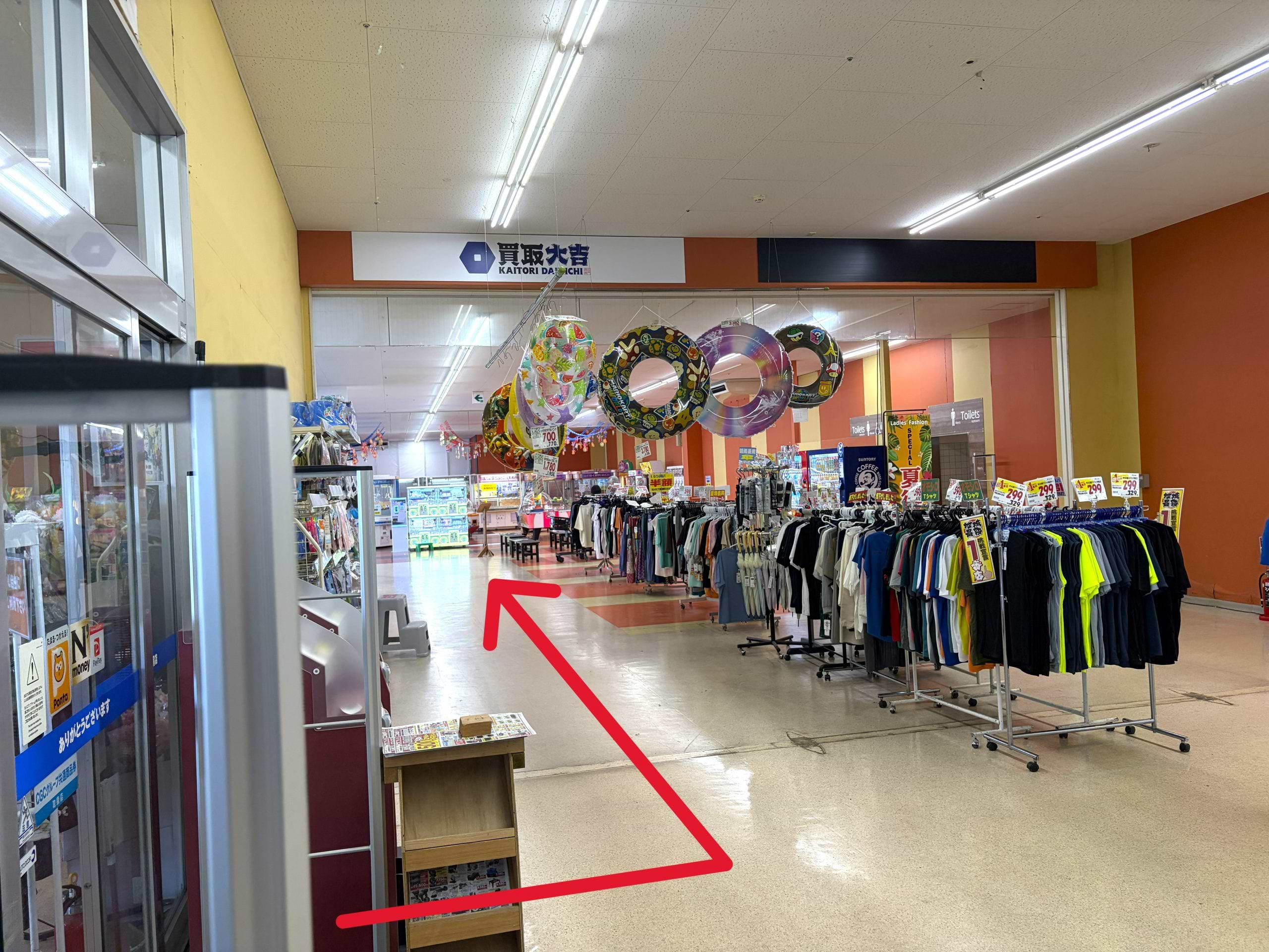入ってすぐ左側、休憩所・ゲームコーナーの正面に当店がございます