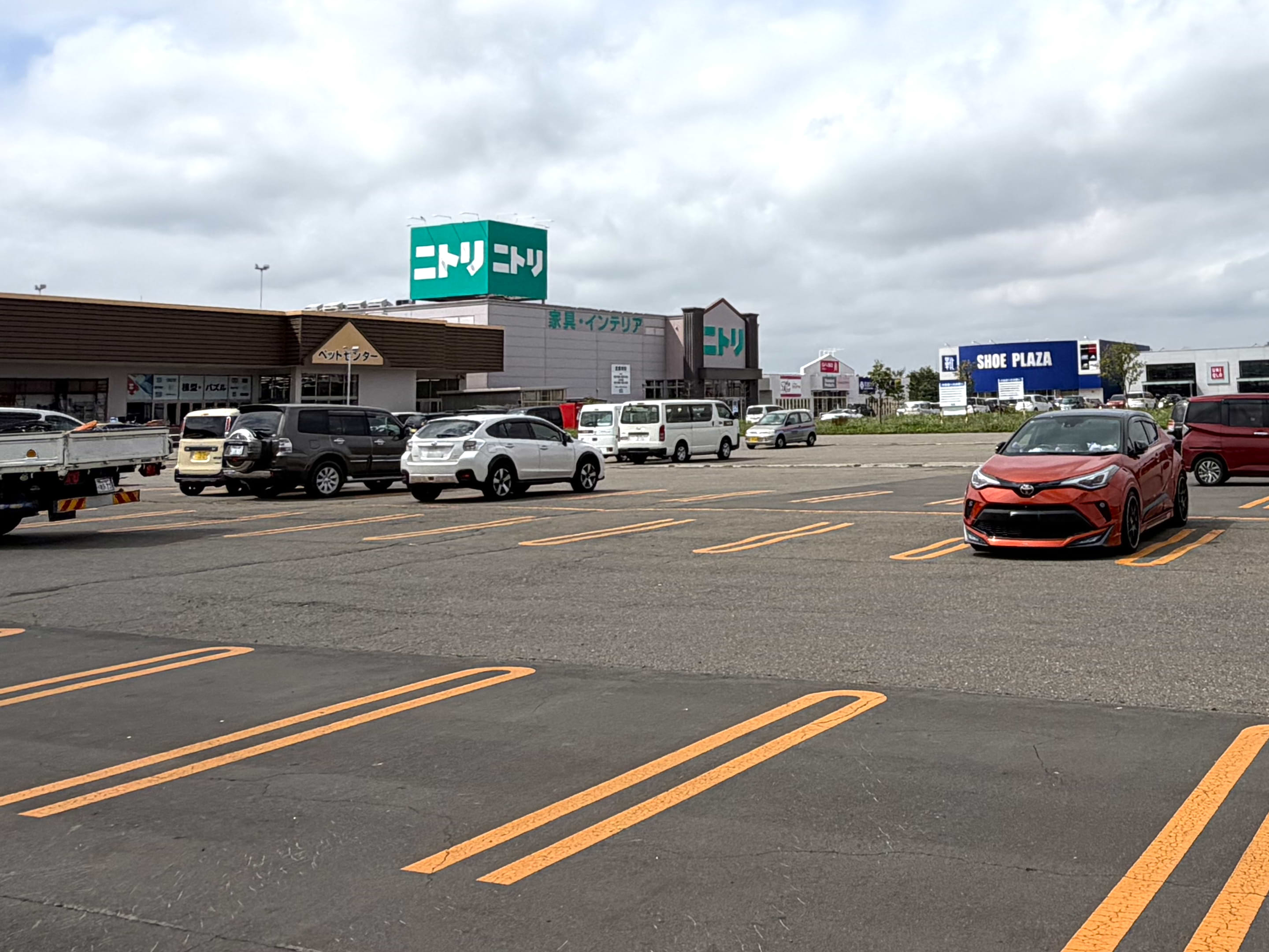 ニトリ帯広稲田店の右隣の建物へ進みます