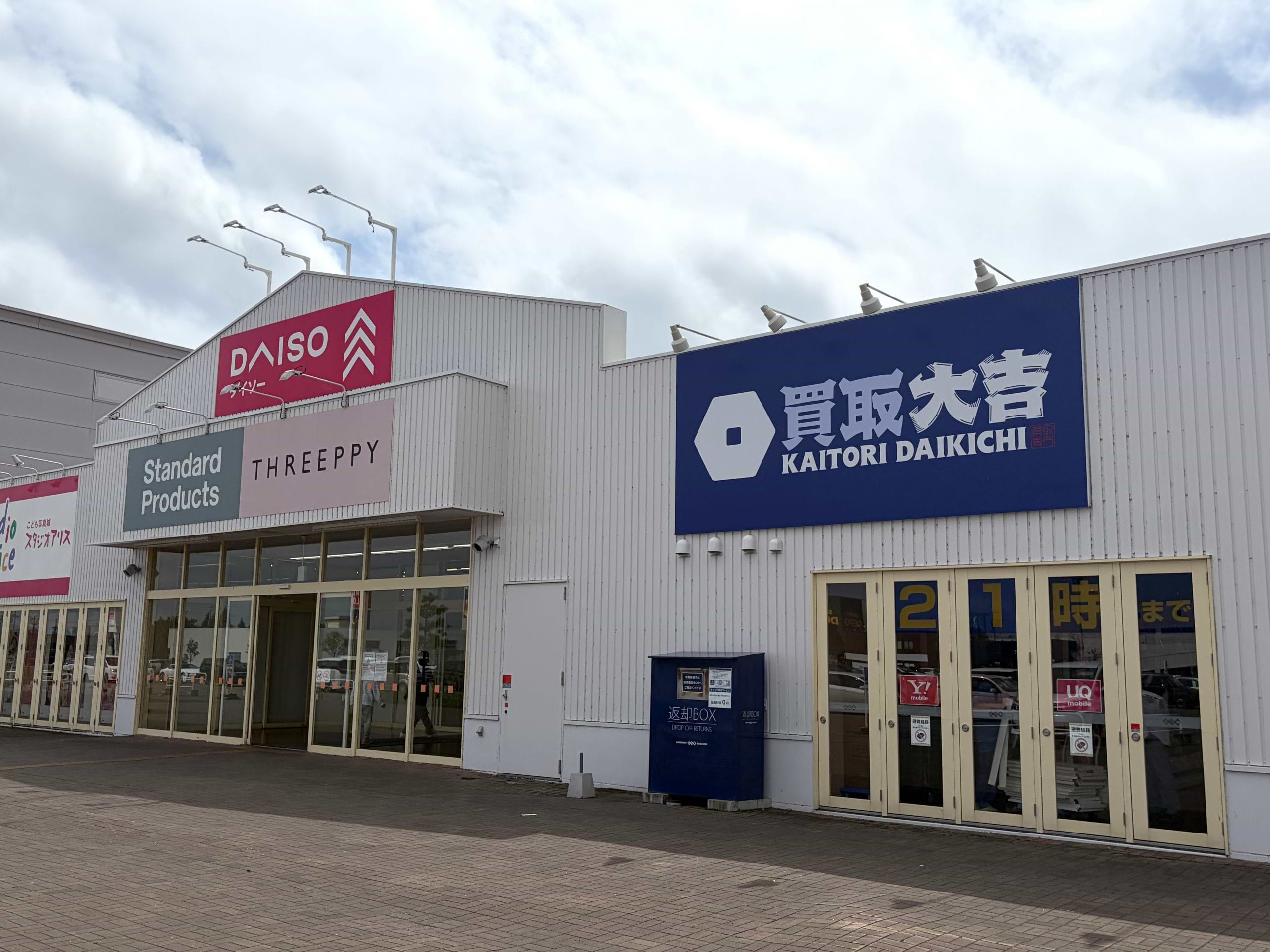 こちらの入口から店内へ入ると、左前方に当店がございます