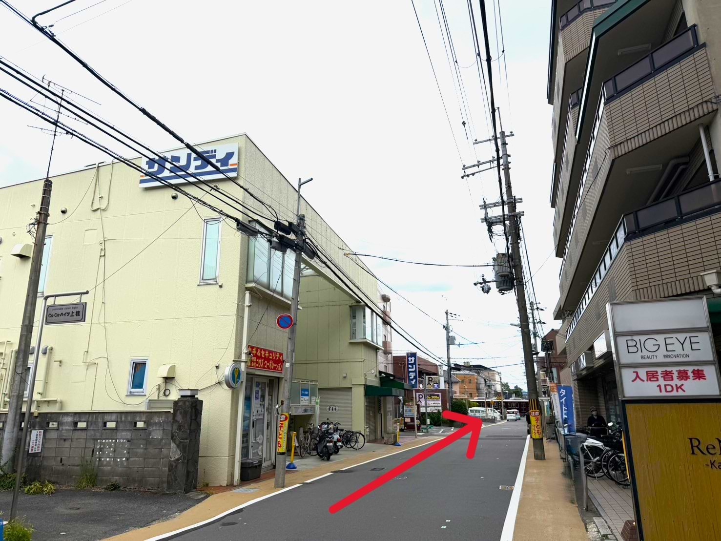 サンディ上桂店から踏切に向かって直進します