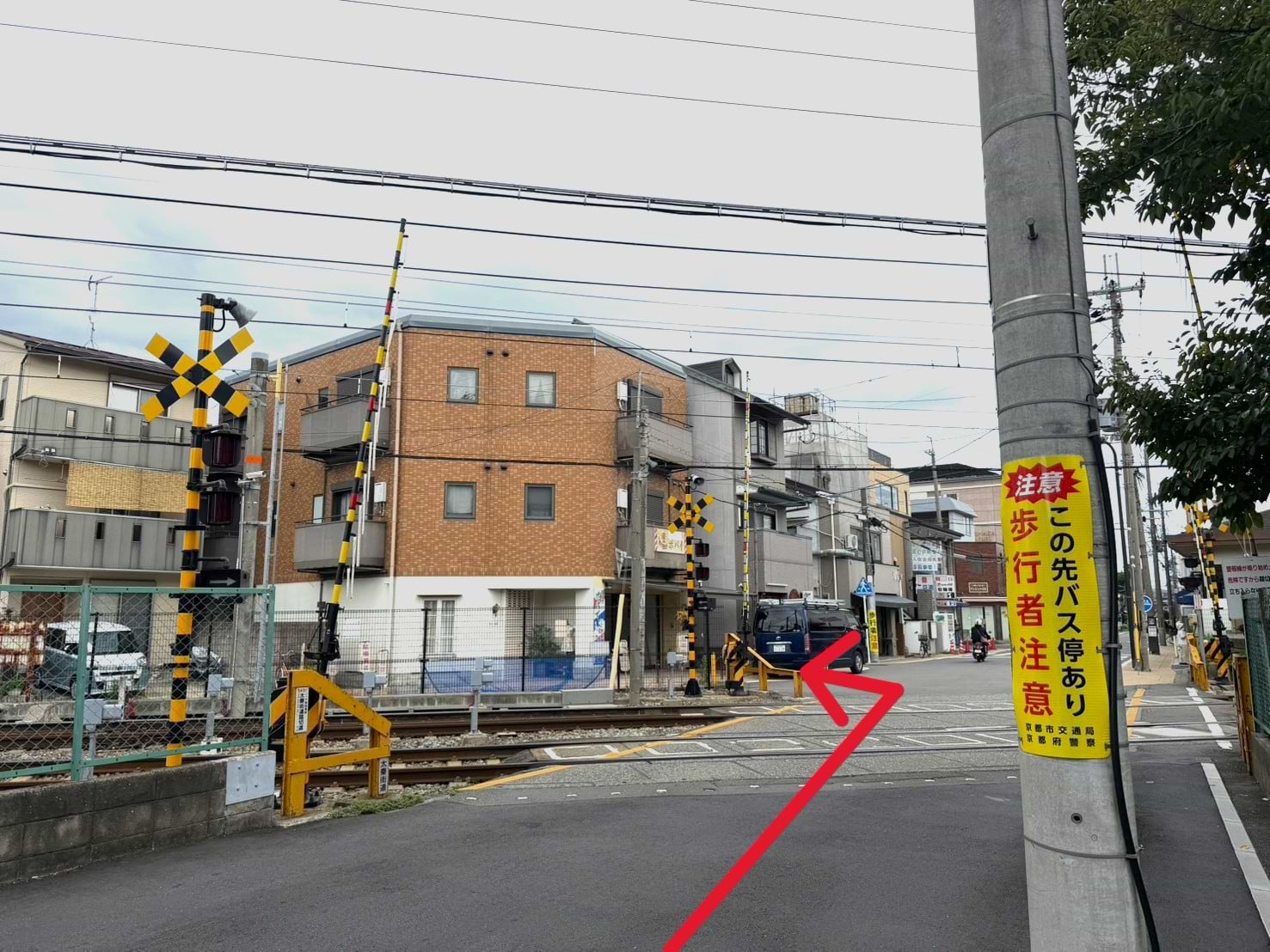 踏切を渡った先、すぐ左手に当店がございます