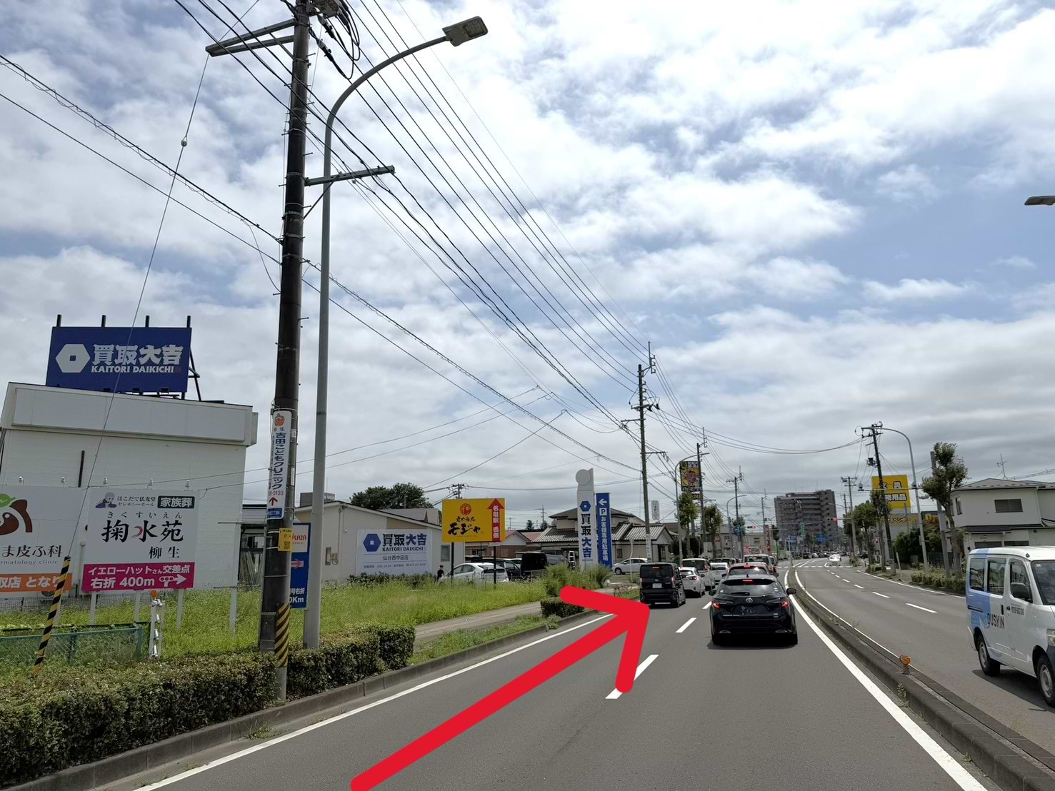 左手に当店の看板が見えてまいります