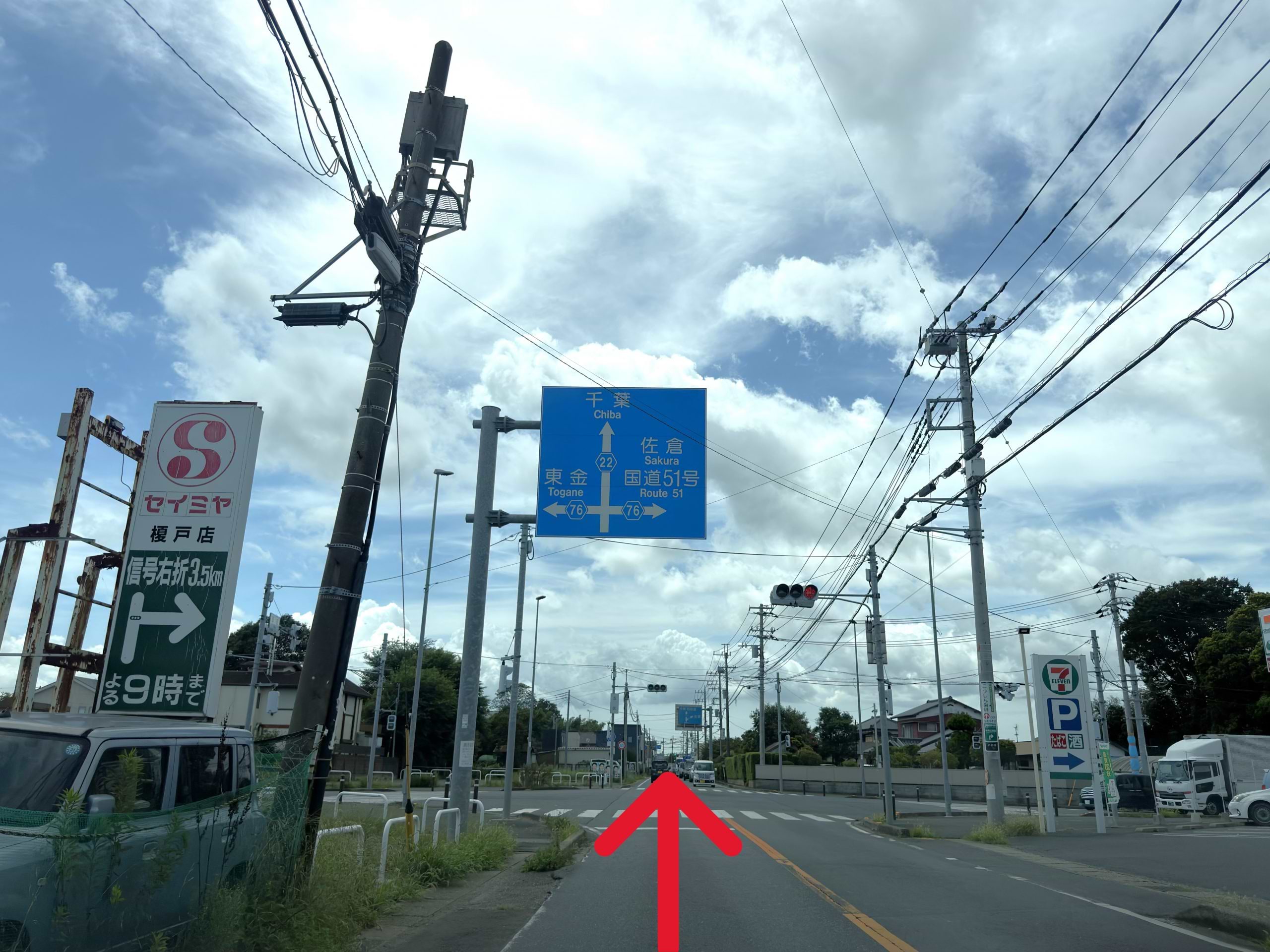 県道22号線を1.4kmほど直進し、途中の五区交差点をそのまま千葉方面へ進みます