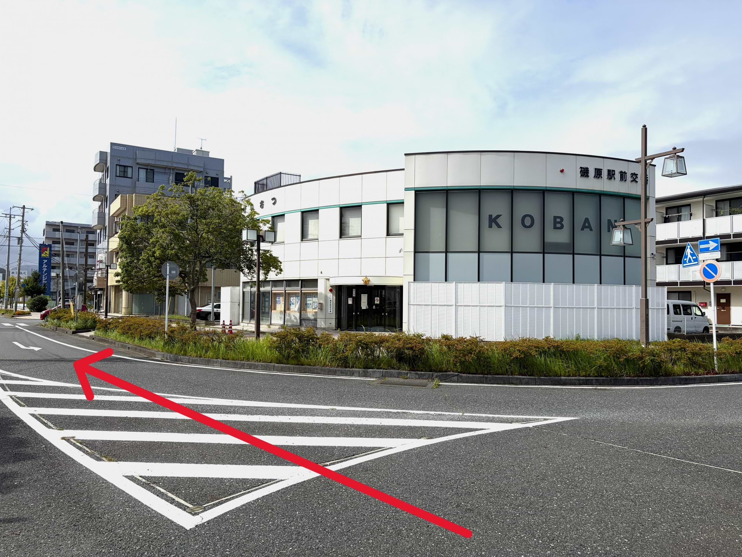 駅西口を出てロータリーを左回りに進み、磯原駅前交番を右手に直進します
