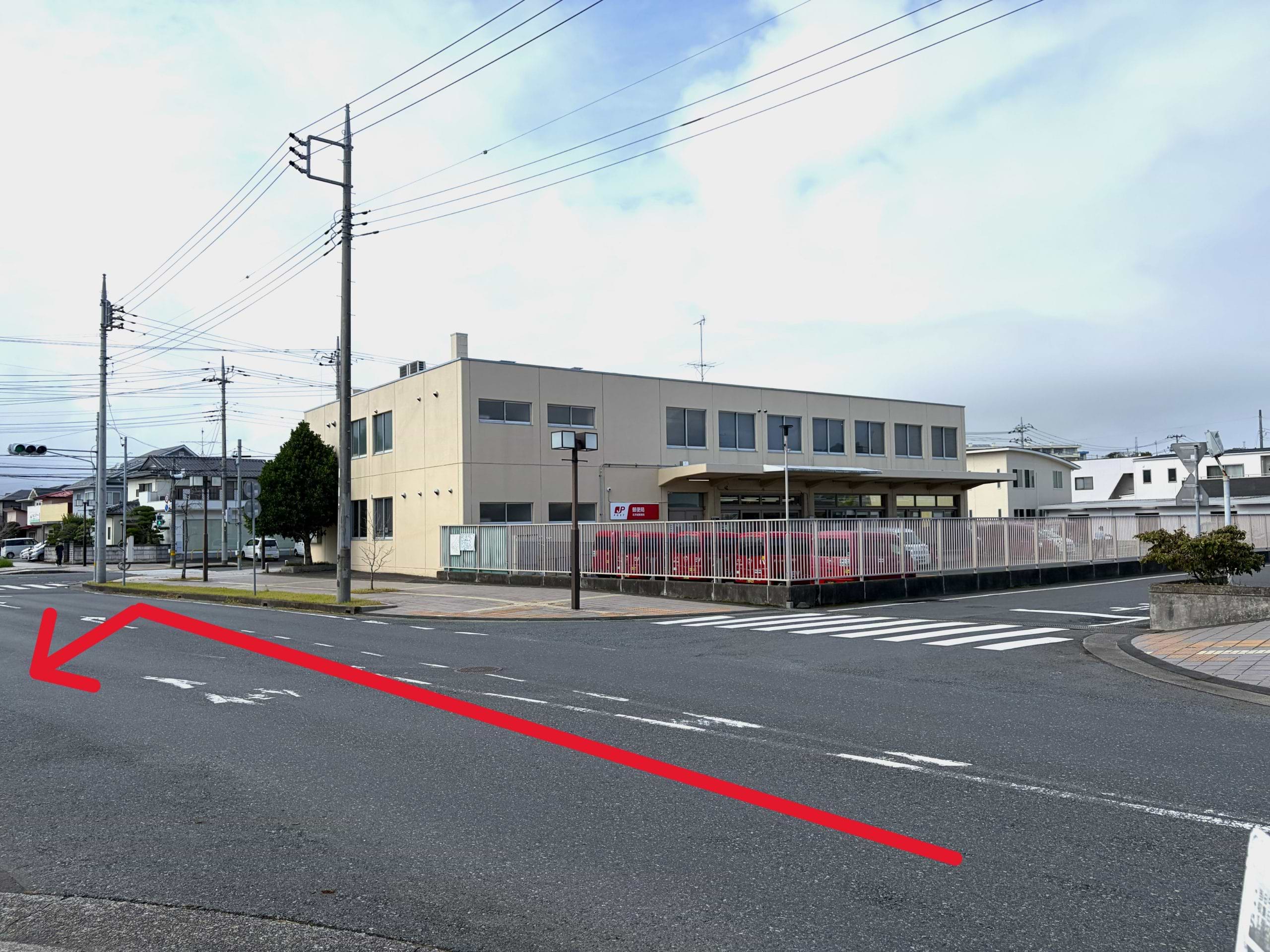 北茨城郵便局前の交差点を左折した先、右手側に当店がございます