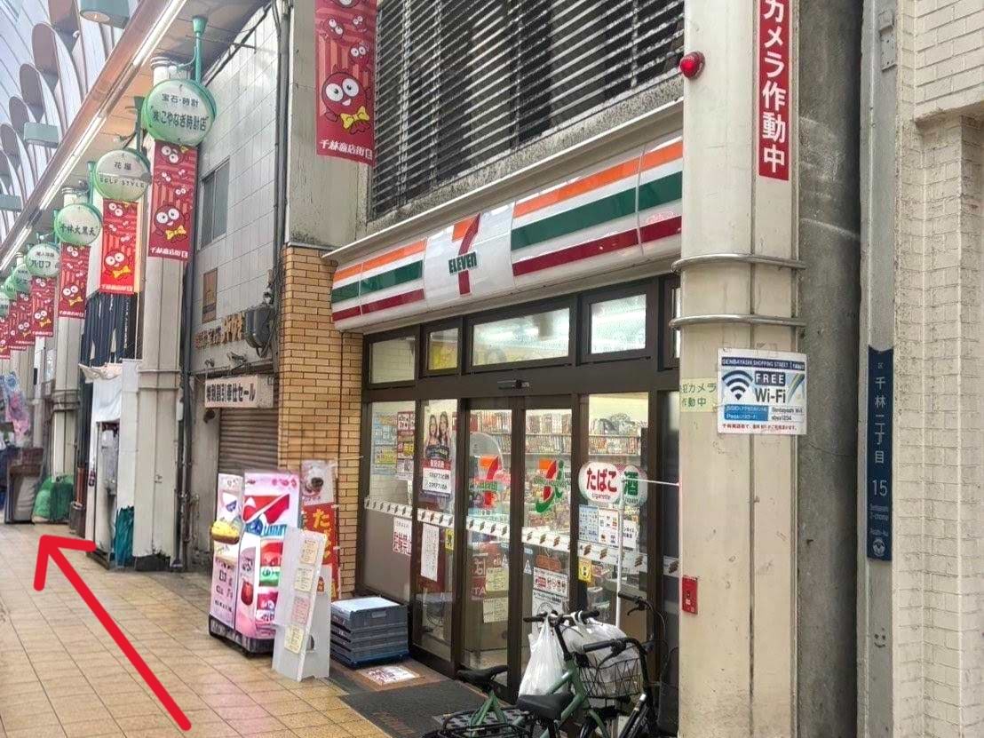 道なりに進むと、セブンイレブン大阪千林2丁目店の先、すぐ右手に当店がございます