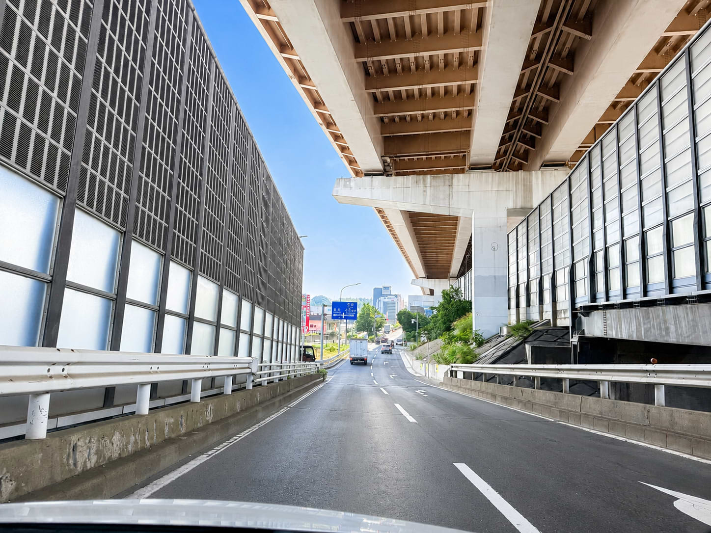 左車線を走行します。