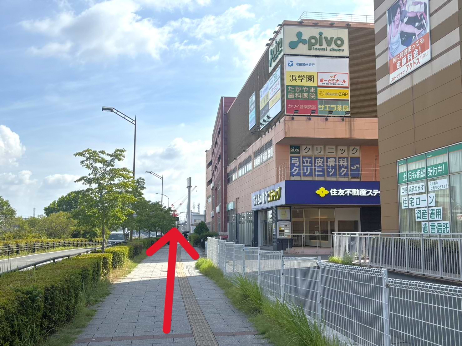 「エコール・いずみ」様を右手に、「いぶき野大橋東」交差点を右折します
