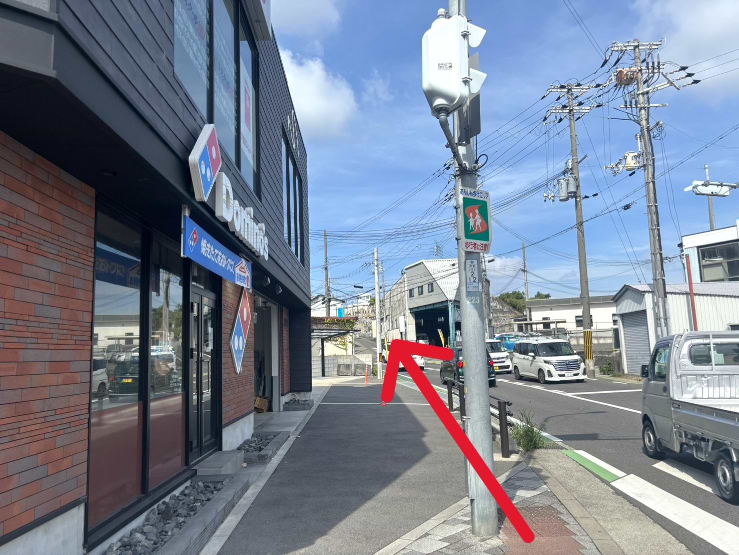 「ドミノ・ピザ大阪和泉中央店」様を目印に、「石尾中学校東」交差点を右折し、道なりに進みます