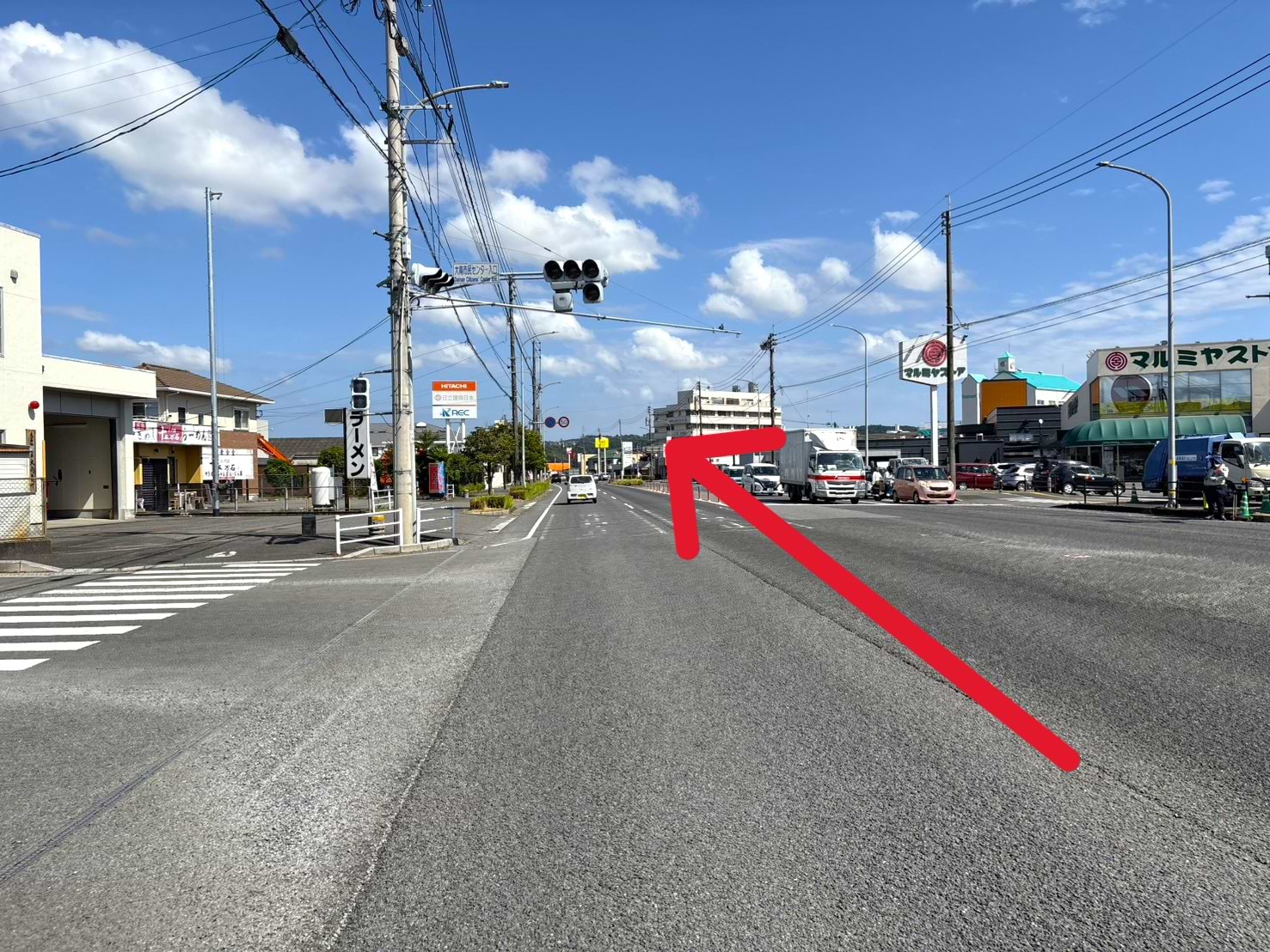 マルミヤストア戸次店様を右手にして、国道10号線を300ｍほど直進すると右手に当店がございます。