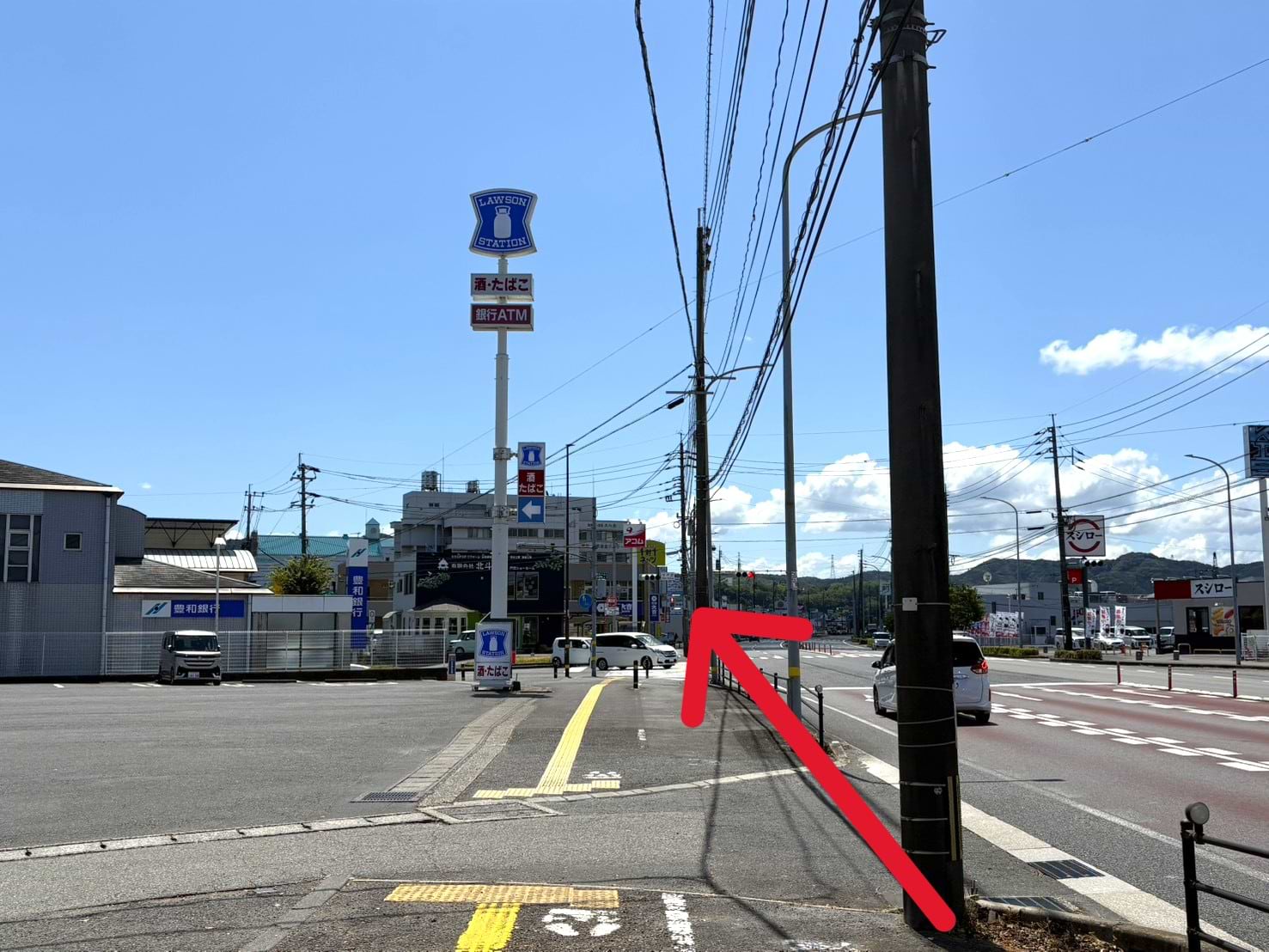 大分方面からお越しの際は、国道10号線の白滝橋を渡り、そのまま直進します。ローソン中戸次店様を過ぎた先、左手に当店がございます。