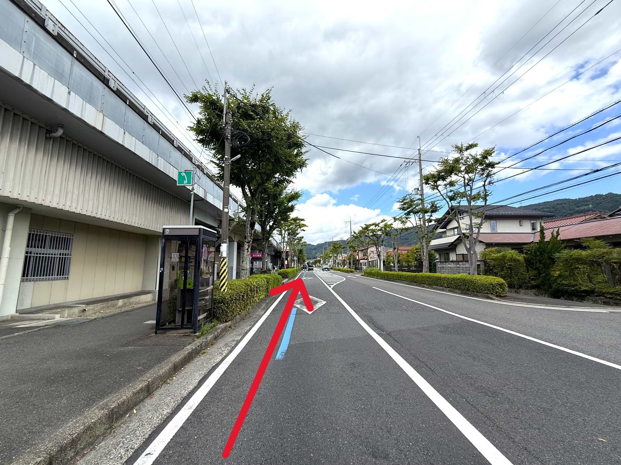 道なりに直進します