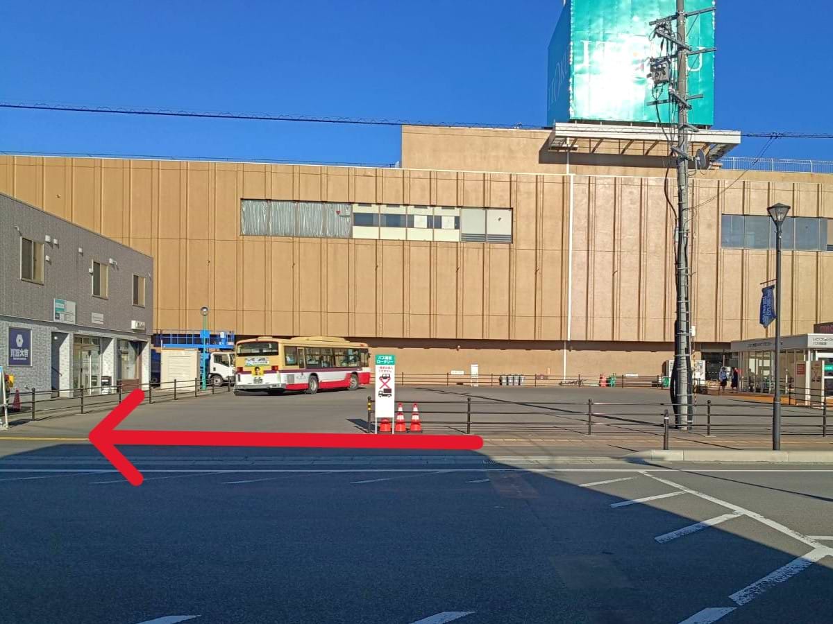 いとく大館ショッピングセンターのバス停留所の隣にございます。