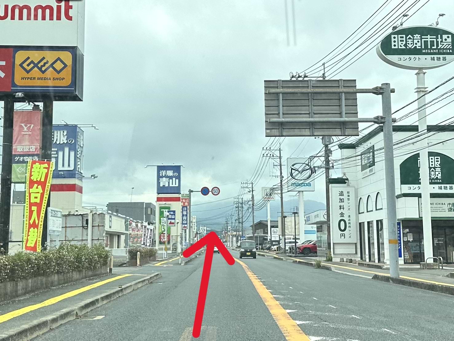 石田入口交差点を通過した先、右手に当店がございます