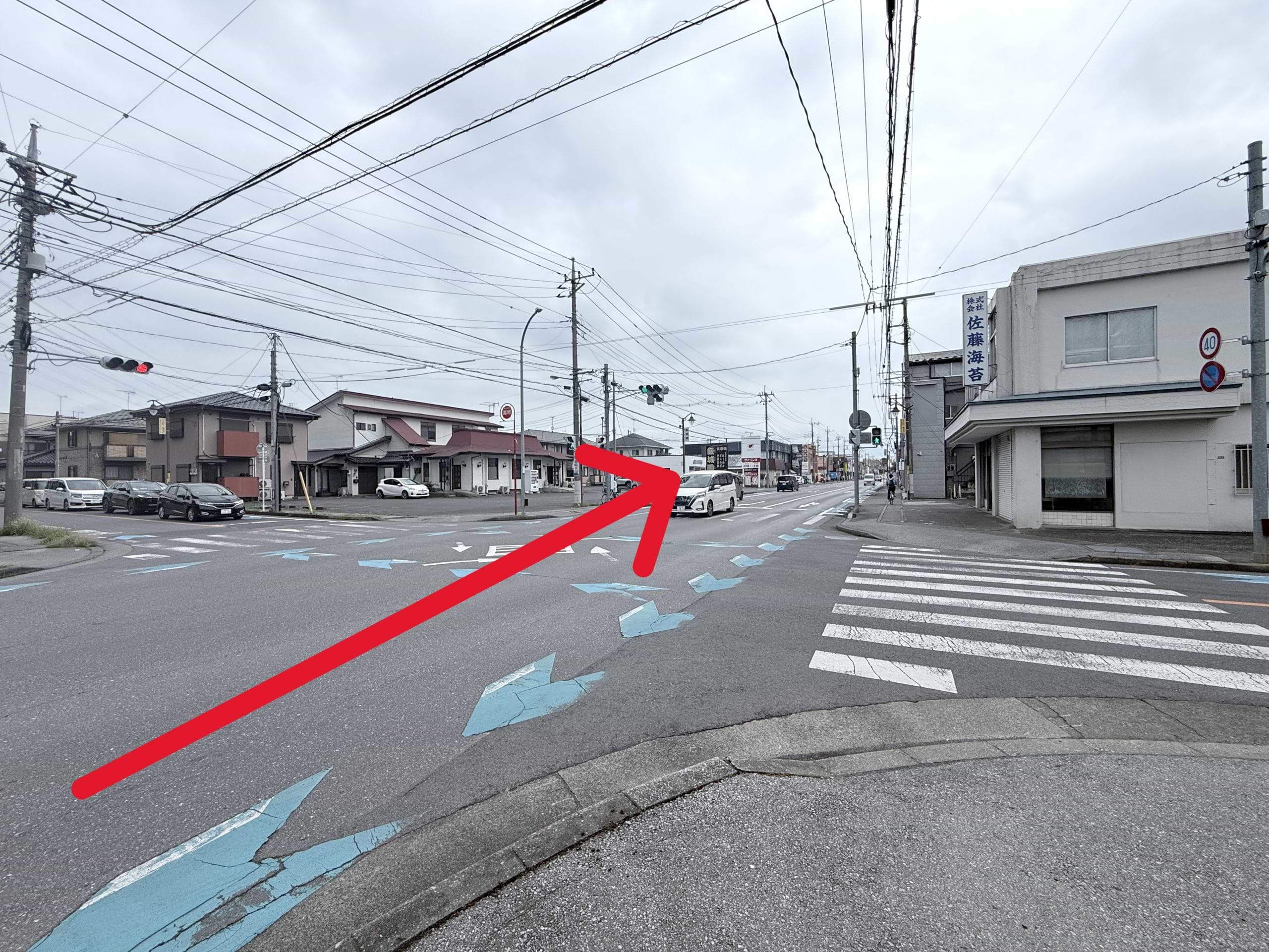足利銀行 今泉町出張所を右手に、越戸通りを東へ170mほど直進します