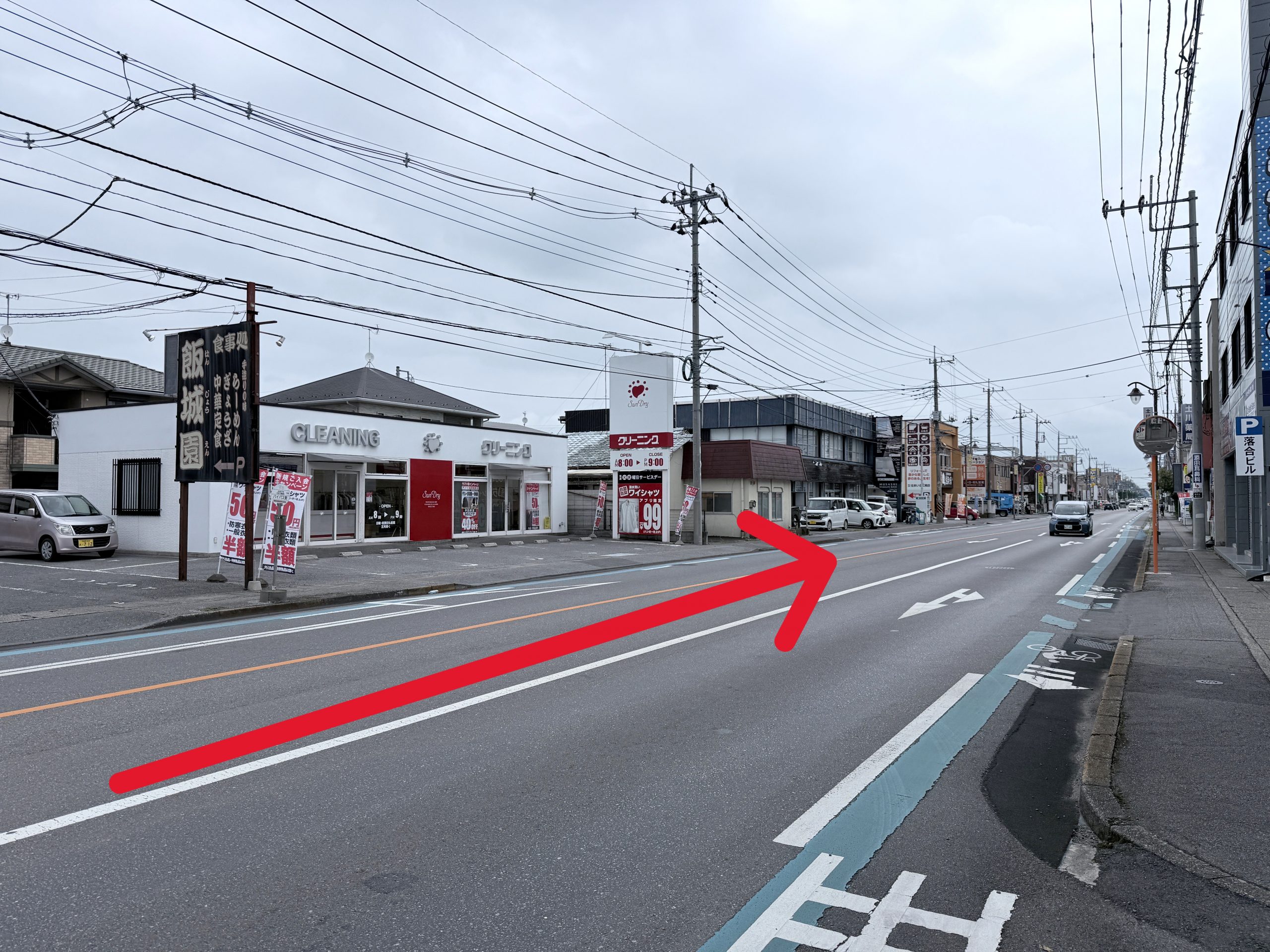 クリーニングサンドライ越戸通り店を左手に通過します