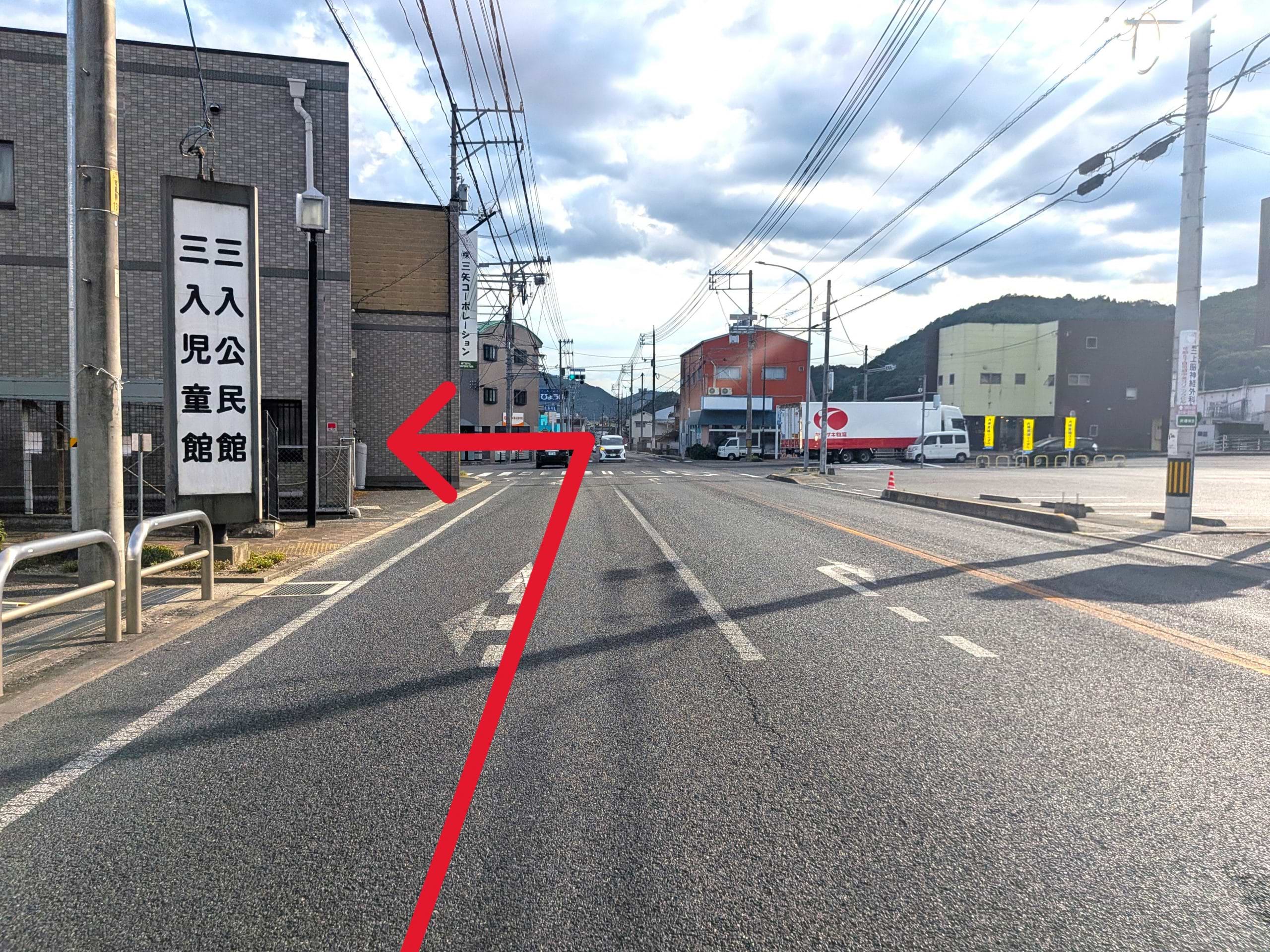 三入公民館を目印に、桐陽台団地入口交差点を左折すると当店がございます
