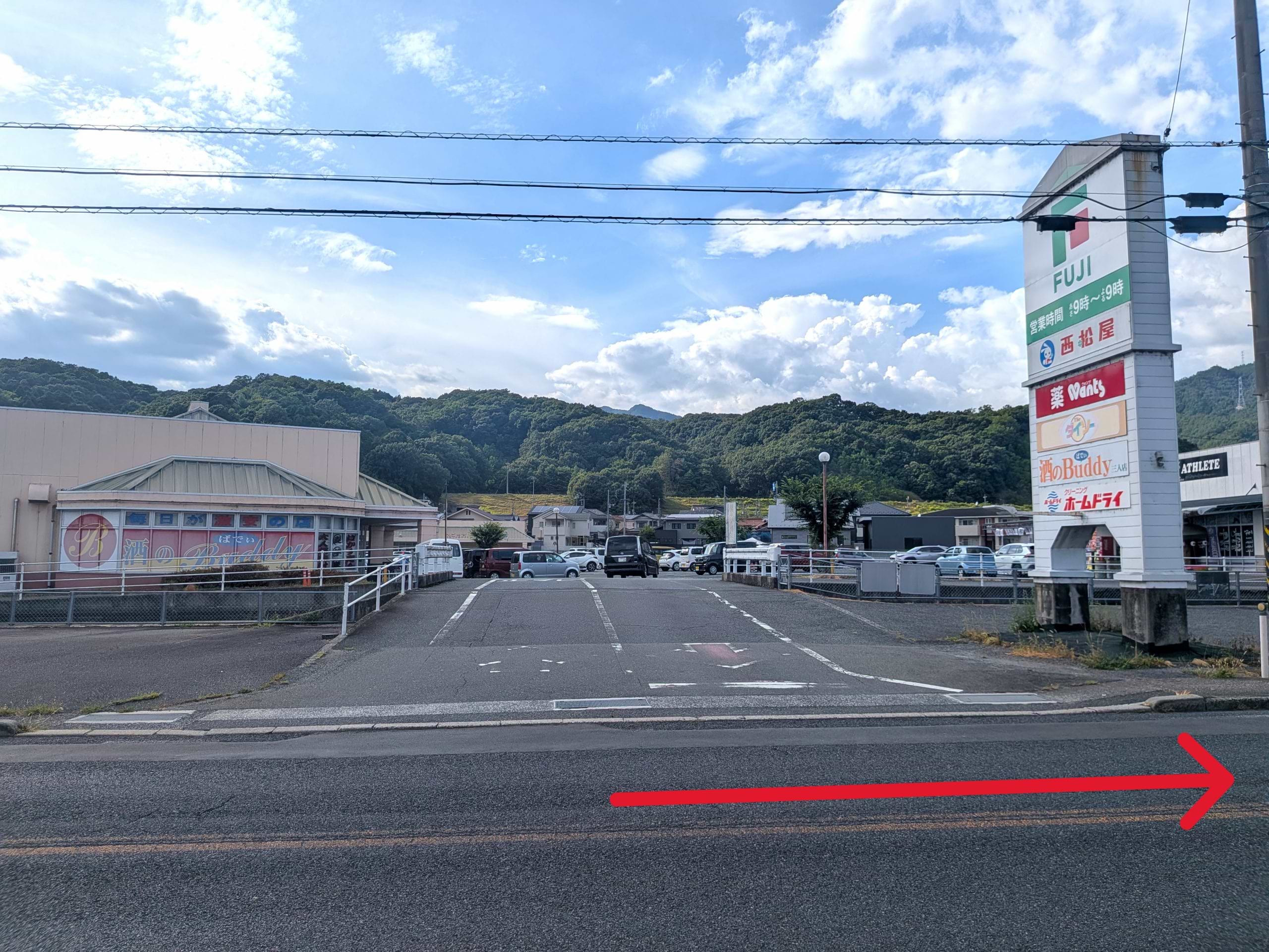 フジ三入店を左手に可部街道（国道183号線）へ出て、250ｍほど直進します