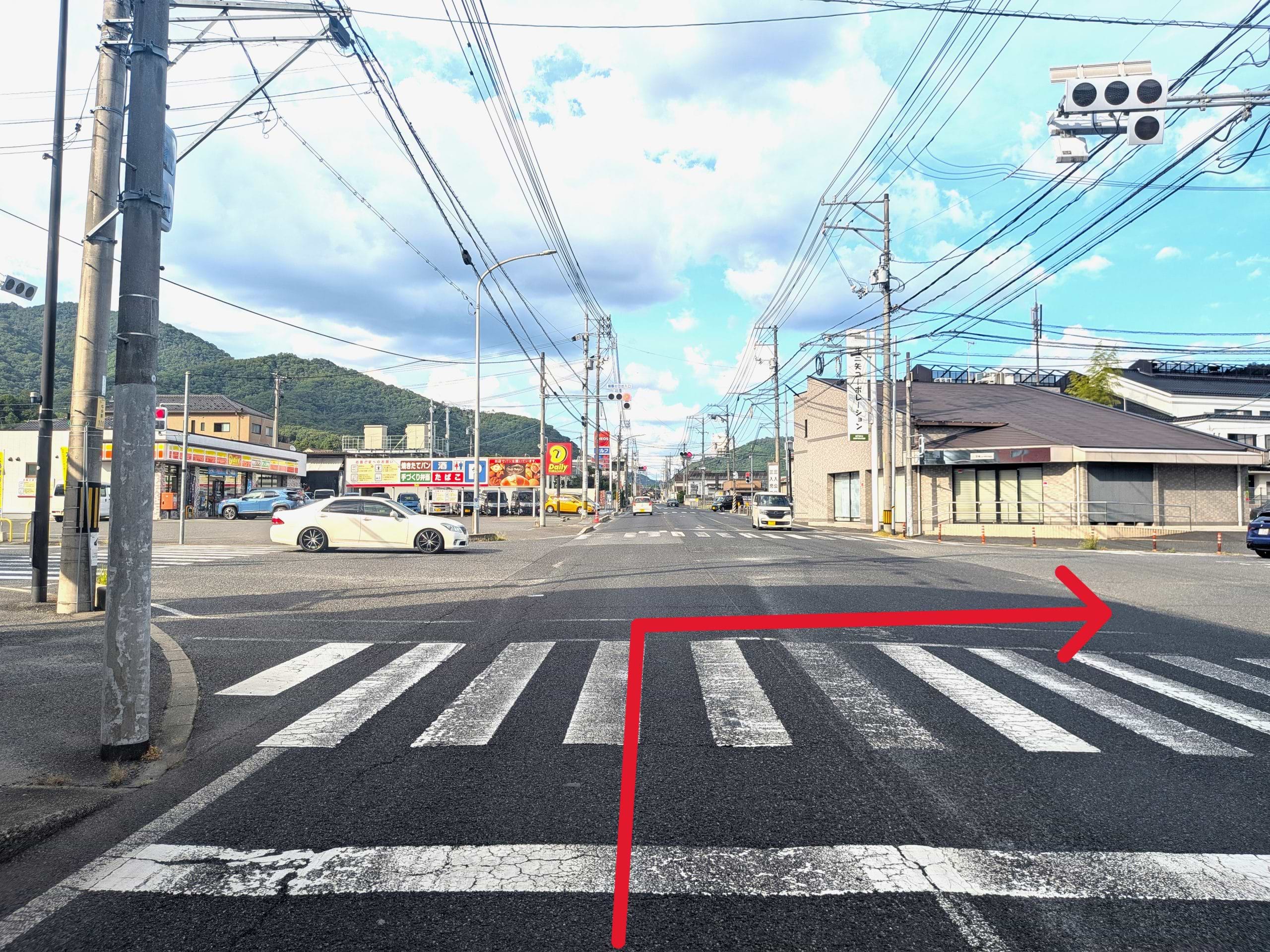 桐陽台団地入口交差点を右折し、すぐ右手にあるオレンジ色の建物が当店です