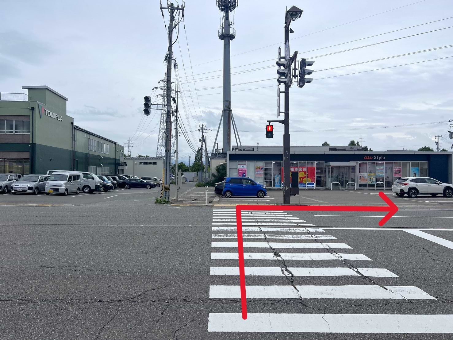 ダイソー富山田中店さんを背に、横断歩道を渡って右方向に進みます