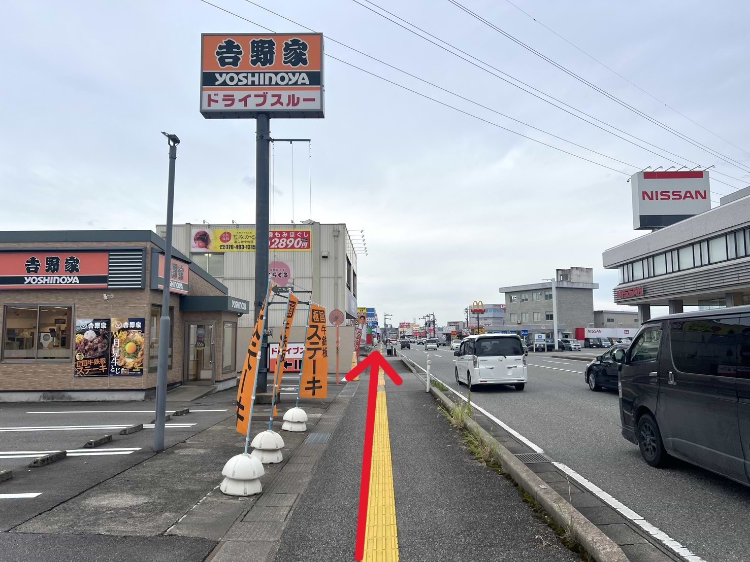 吉野家 富山田中町店さんの先、すぐ隣に当店がございます
