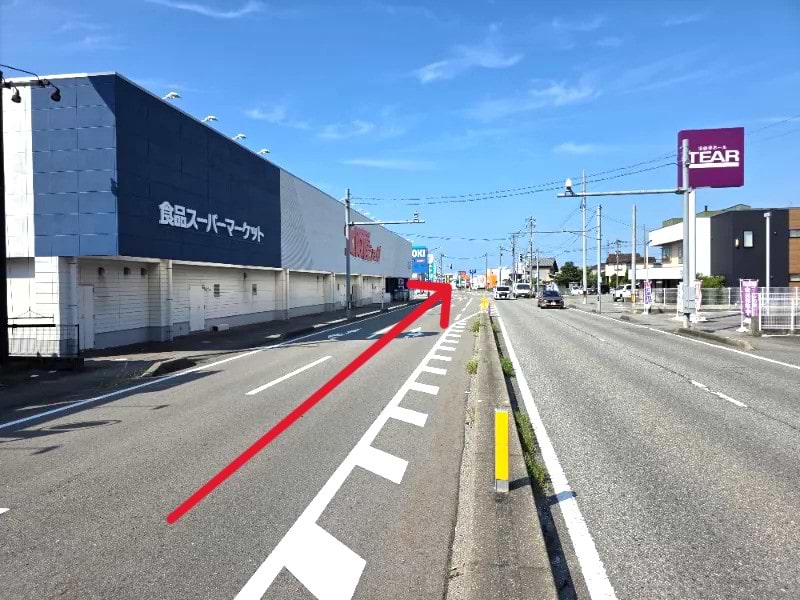 大阪屋ショップ秋吉店を左手に、国道8号線方面へ直進します
