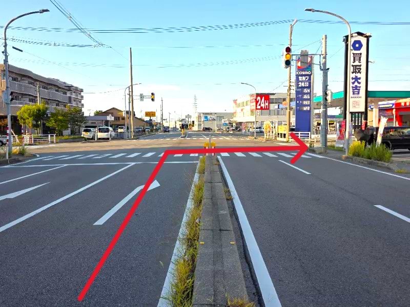 秋吉(北)交差点を右折します