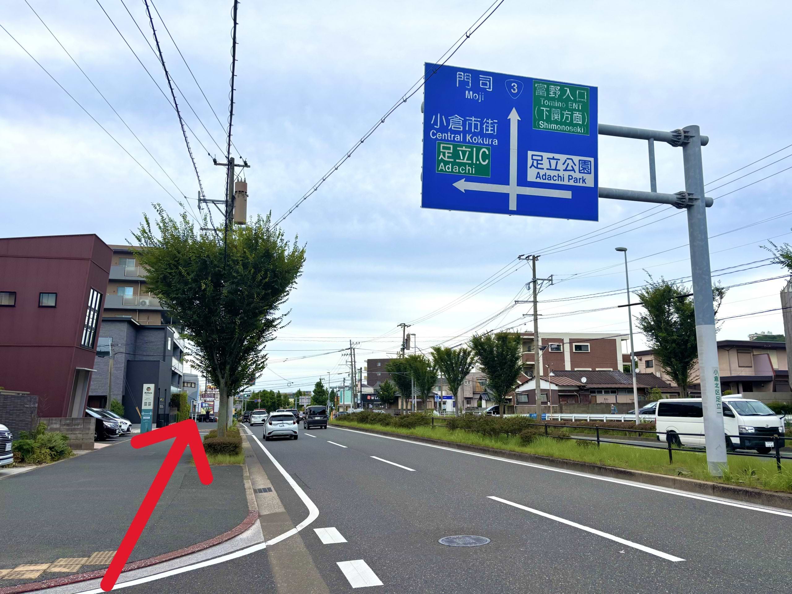 足原2号線を150ｍほど直進します