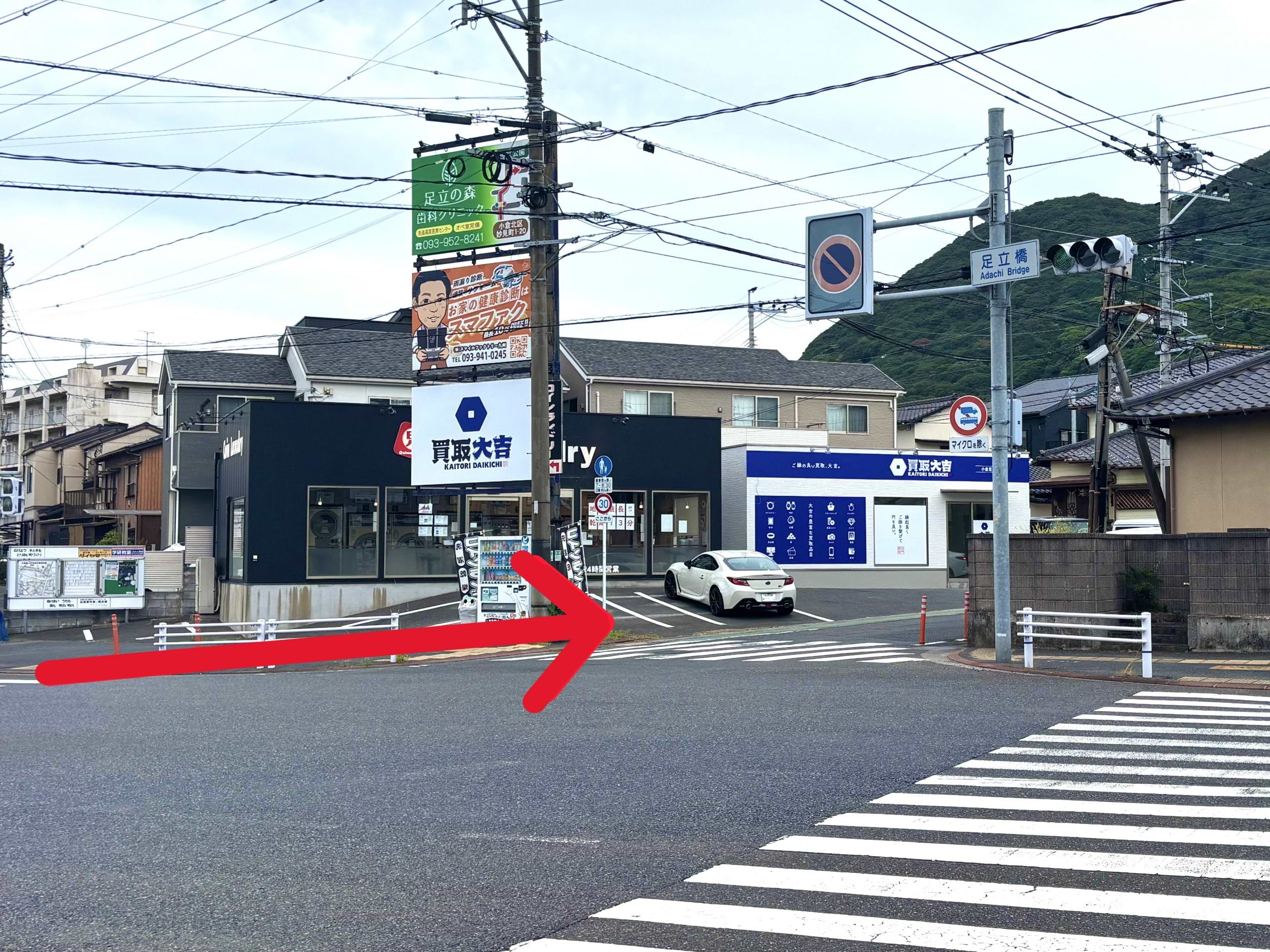 交差点右手角に当店がございます