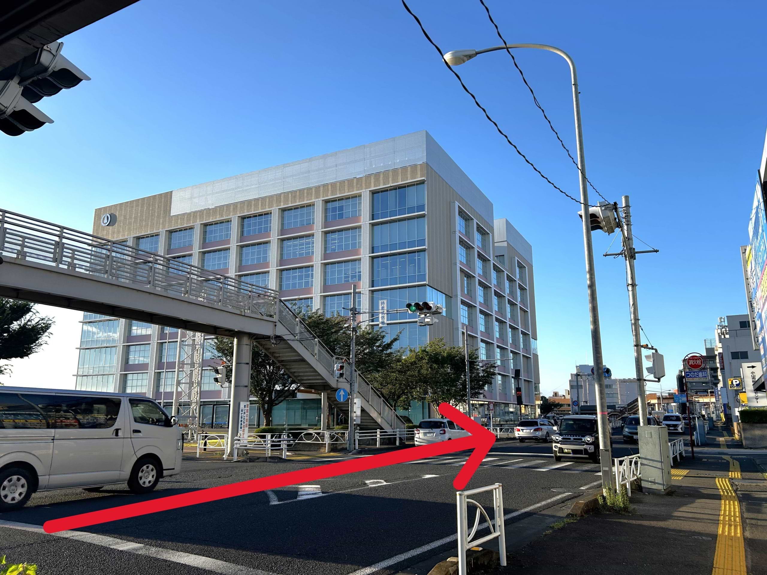 小山市役所を左手に、祇園城通り方面へ直進します