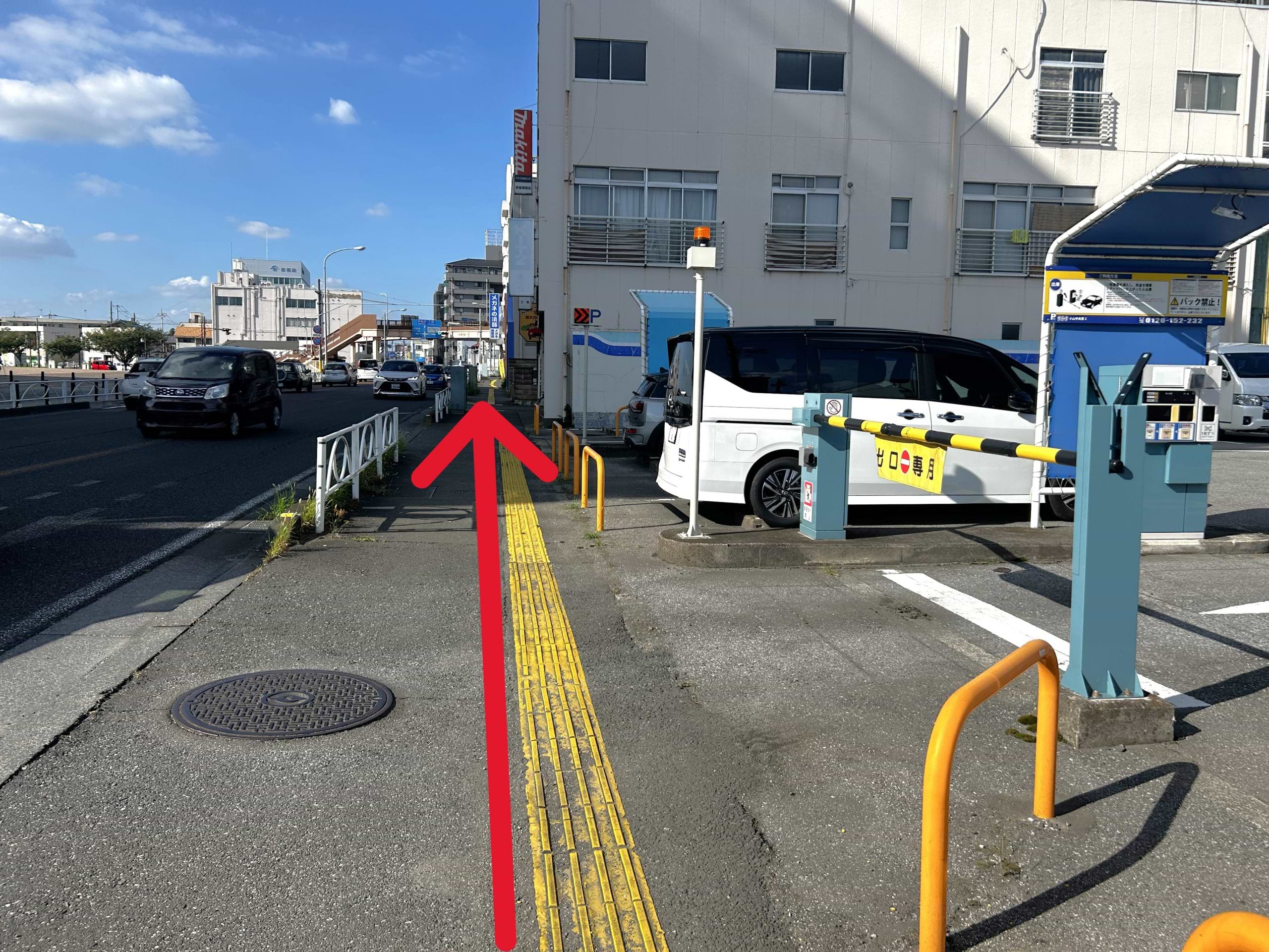 コインパーキングから祇園城通り方面へ、さらに70ｍほど直進すると右手に当店がございます