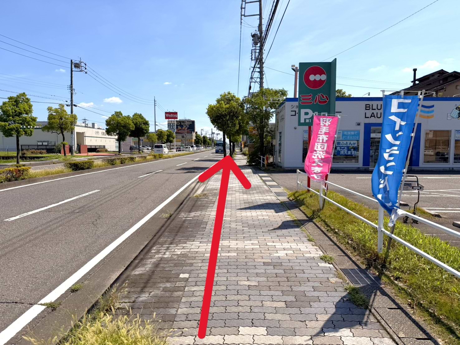 スーパー三心 うずら店を背に、右手の「東鶉3」交差点方面へ進みます