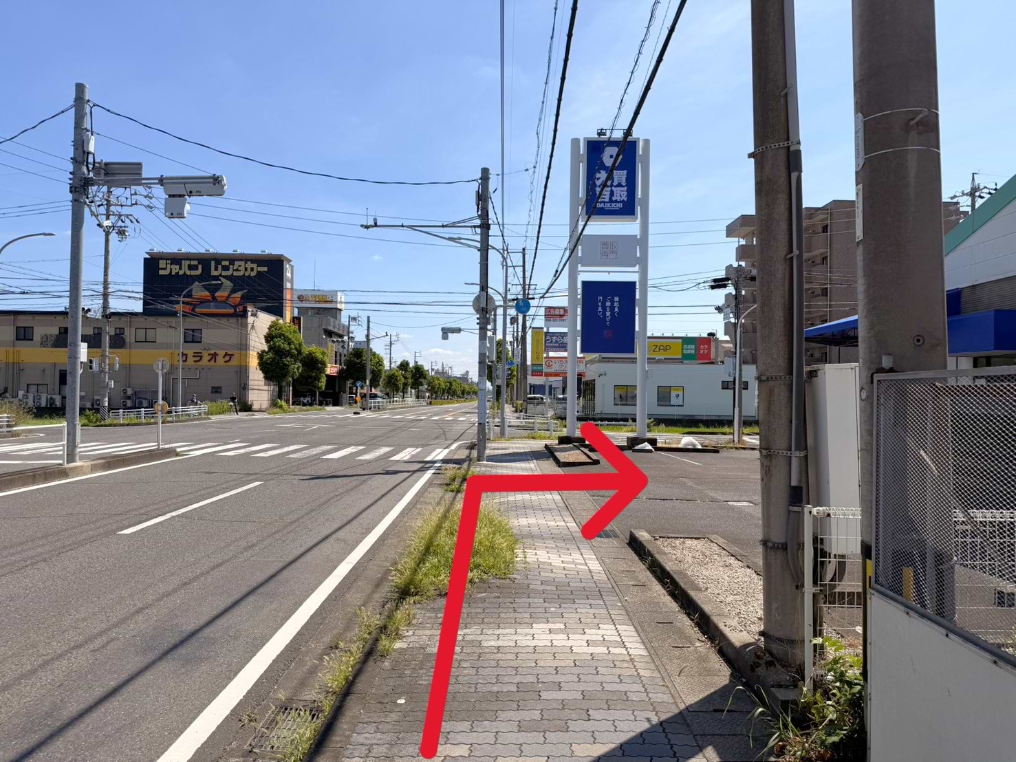100ｍほど直進すると、「東鶉3」交差点の角、右手に当店の看板が見えます