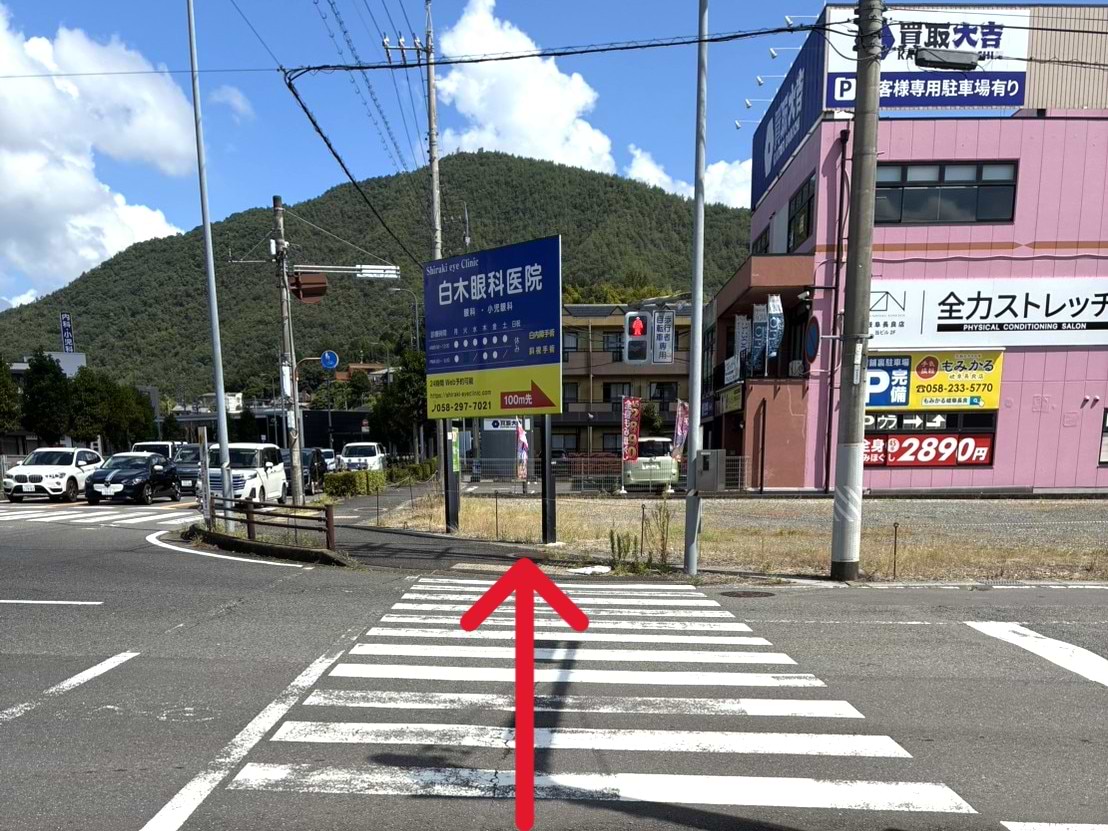 横断歩道が見えてきますので、そのまま渡った先、右手に当店がございます