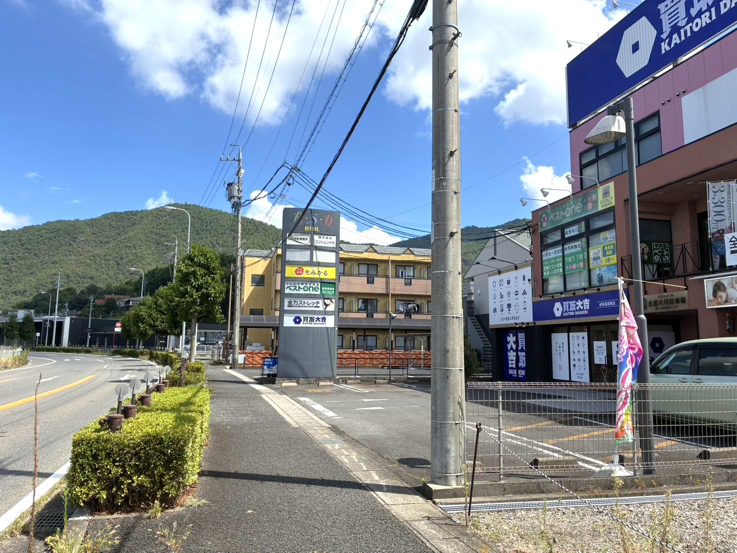 R・S・Dビルの看板が目印です