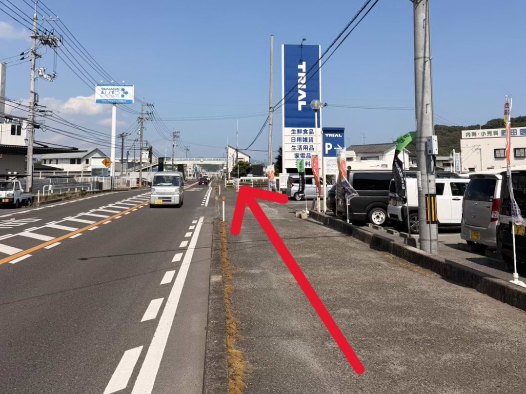 岡山市街方面からお越しの際は、スーパーセンタートライアル東岡山店を右手に1.7km直進した先、左手に当店がございます